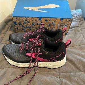 NWT Brooks sneakers